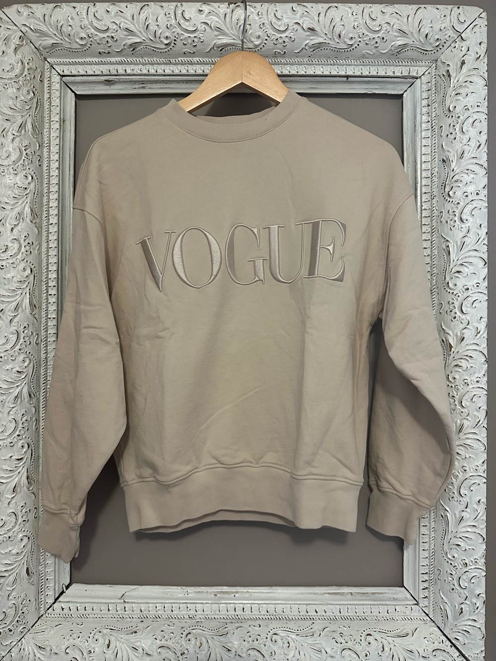 VOGUE Embroidered Crewneck Sweatshirt - Beige. Size XS ❣️